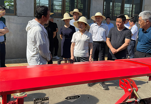 陜西省農村農業(yè)廳孫礦玲廳長(cháng)攜全省各市、區縣領(lǐng)導來(lái)公司調研、了解主推技術(shù)玉米“5335”小麥“3335”小麥“寬幅溝播”機具的生產(chǎn)情況