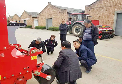陜西省農業(yè)農村廳寧殿林副廳長(cháng)、西北農林科技大學(xué)朱瑞祥教授一行來(lái)我公司調研，了解玉米“5335”種植模式播種機生產(chǎn)情況